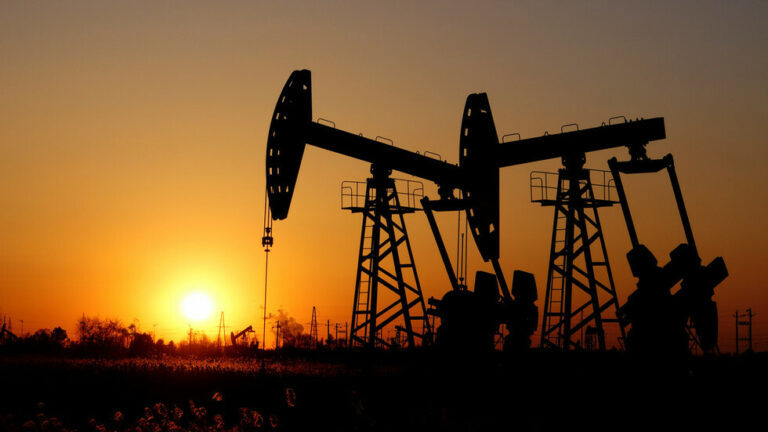 النفط يصعد عالمياً رغم تزايد الإصابات بأوميكرون