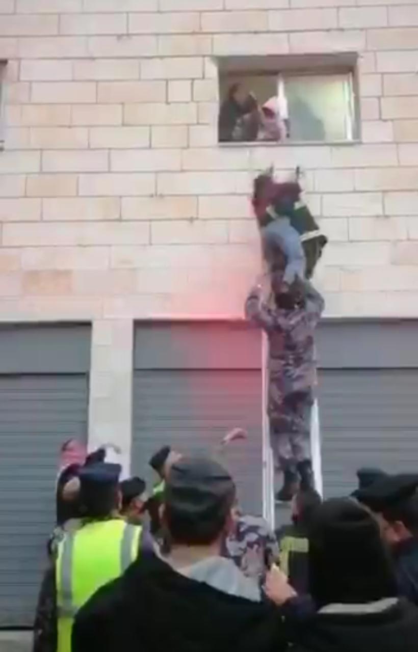 الدفاع المدني يخمد حريق شقة، ويخلي ساكنيها بسرعة استجابة حالت دون وقوع إصابات _فيديو