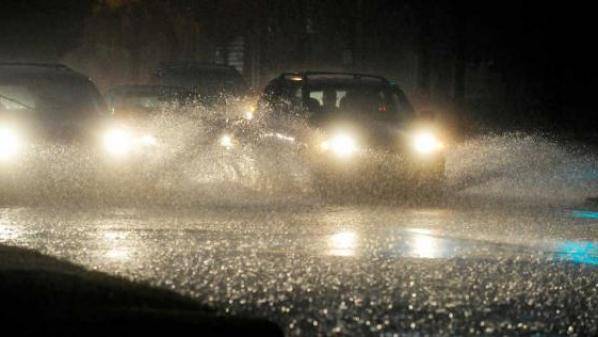 هطول مطري غزير مصاحب للرعد في أول ليلة من العام الجديد