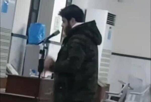 الاردني النابلسي يؤم المصلين بصلاة العشاء