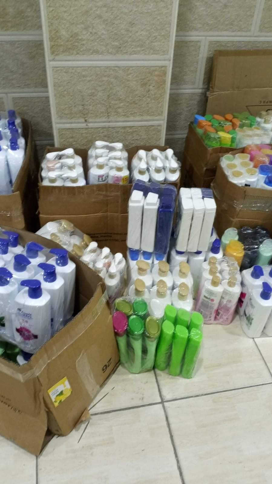 بلدية المفرق تضبط نصف طن من مواد التنظيفات المغشوشة من أحد الباعة المتجولين.