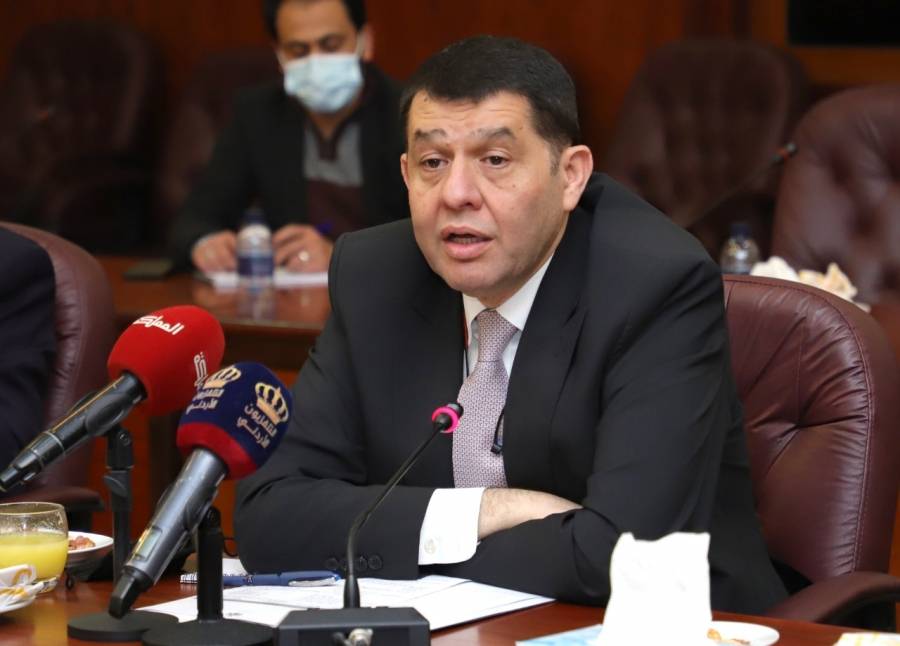 وزير العمل يعلن عن تفاصيل تخفيض رسوم تصاريح العمل