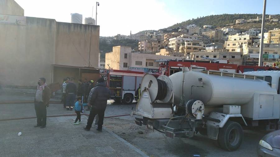 حريق يشب بإحد مستودعات الأحذية في محافظة عجلون ...صور