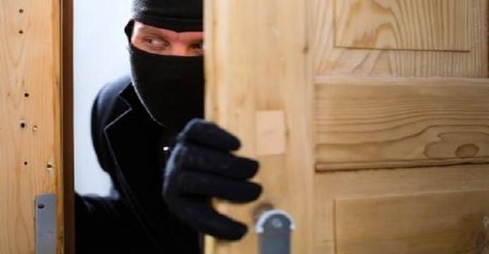 السجن 8 سنوات لشقيقين شكلا عصابة سرقة في عمان