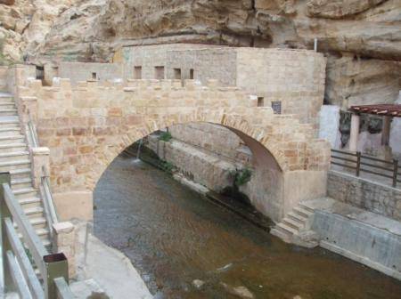 موقع حمامات عفرا في الطفيلة يبدأ بإستقبال الزوار المحليين والسياح