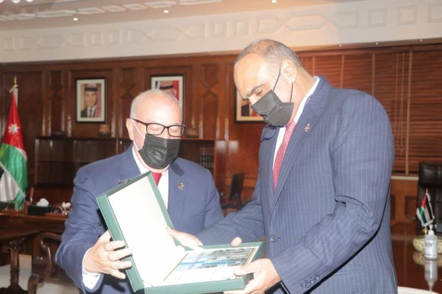 الكسبي :  يسلم رئيس الوزراء نسخة من كتاب مئوية الوزارة الذي يتناول إنجازاتها