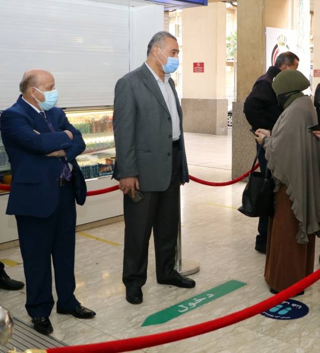 مدير عام مستشفى الجامعة الأردنية يتفقد سير إجراءات تطبيق أمر الدفاع (35)