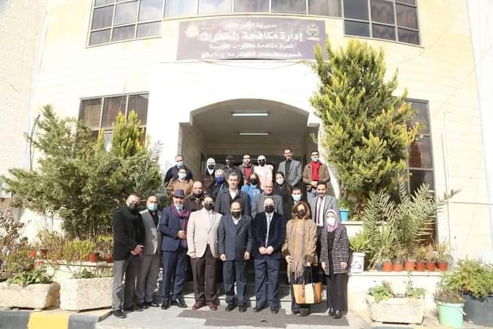 أعضاء التحالف الوطني لمكافحة المخدرات يزورون مركز علاج الإدمان.