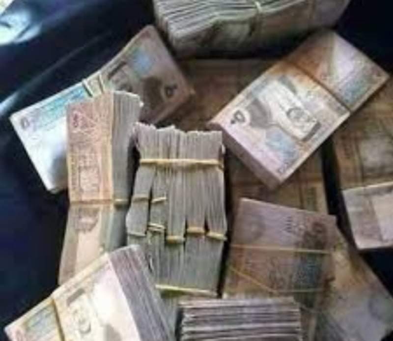 شاب يعيد 17 ألف دينار عثر عليها لصاحبها الذي كافئه بـ 5 دنانير