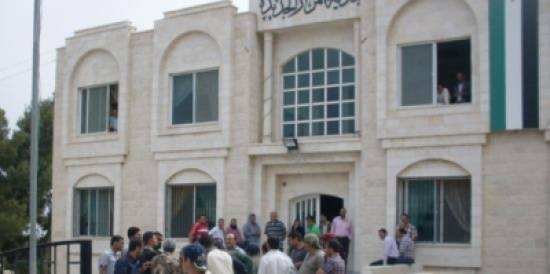 بلدية المزار الشمالي تزيل تعديات على الشارع العام في ارحابا