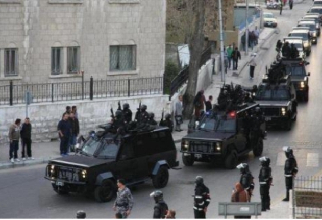 السلط.. تواجد أمني كثيف بساحة العين تحسبا لإقامة اعتصام احتجاجي