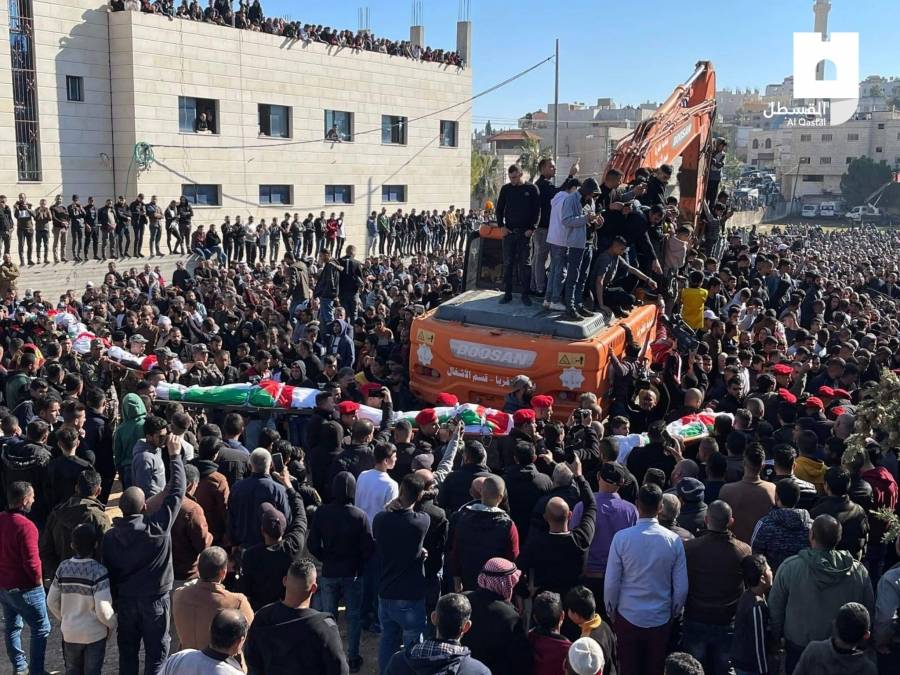 نابلس ...جماهير غفيرة  تشيع ضحايا حادث السير في عقرب