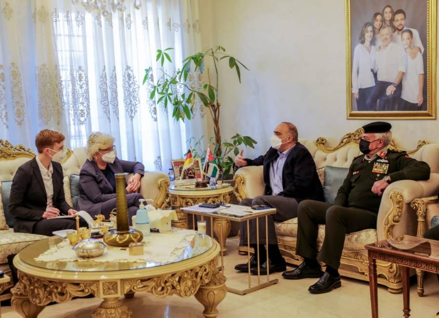 الخصاونة يلتقي وزيرة الدفاع الألمانية