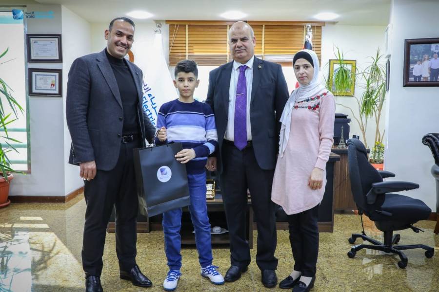  كهرباء اربد  تكرم بطل العالم في الحساب الذهني الطالب حمزة المومني