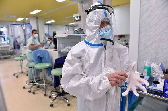 الوهادنة محذرا: زيادة بدخول المستشفيات والوفيات بسبب “أوميكرون”