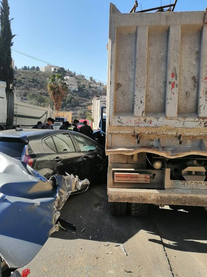 اصطدام  مركبة شحن قلاب في إحدى المركبات بمنطقة الفحيص...صور