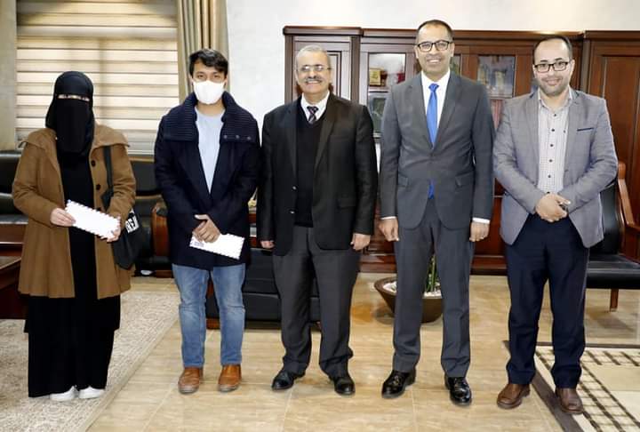 رئيس جامعة ال البيت  يكرم الطلبة الفائزين بمسابقة تسويق الجامعة دوليا