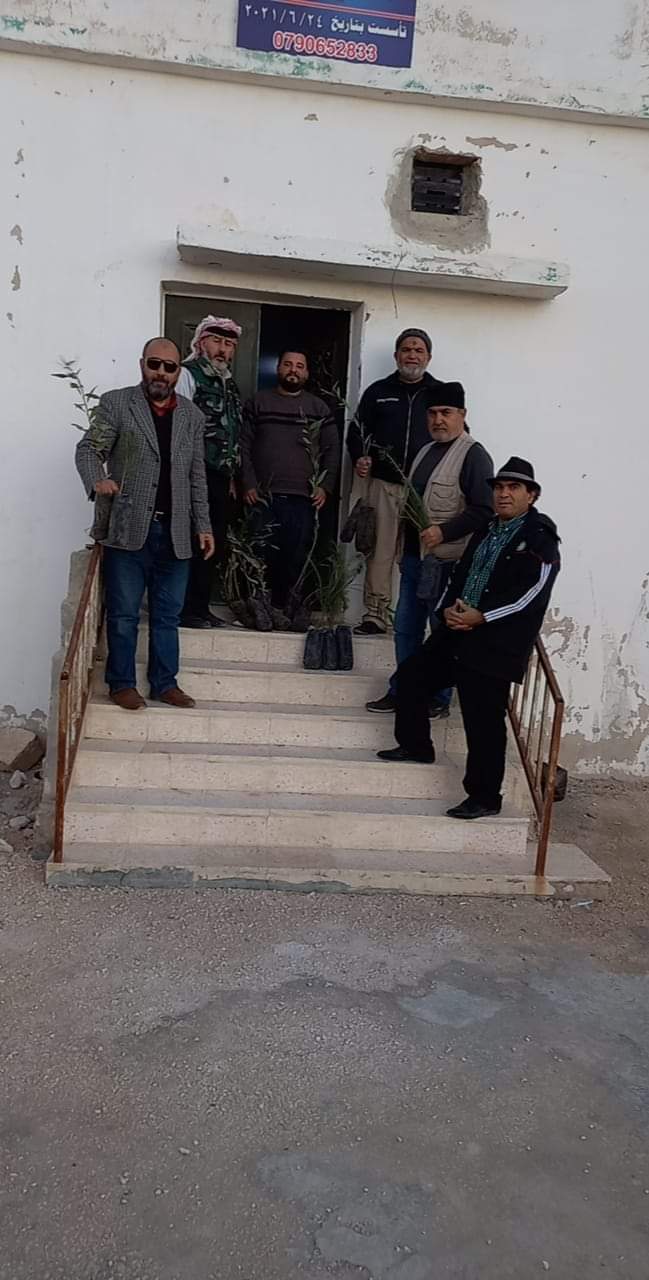 جمعية البوادي البيئية توزع 300 شجرة  حرجية لأهالي منطقة الحلابات...صور