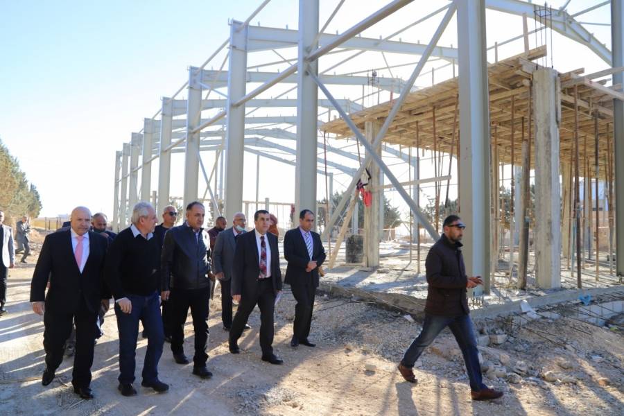 العجلوني يتفقد الأعمال الإنشائية والمختبرات في كلية الكرك الجامعية... صور