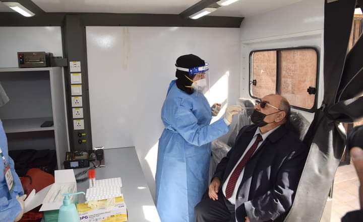 رئيس الجامعة الهاشمية يشارك العاملين والطلبة بإجراء فحص (PCR)