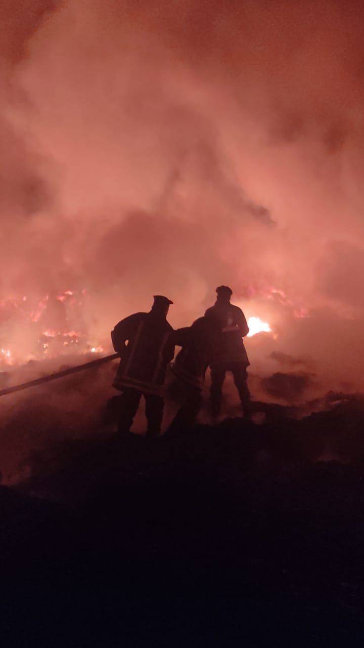 الدفاع المدني يخمد حريق ساحة خارجية تتبع لأحد المصانع في  المفرق