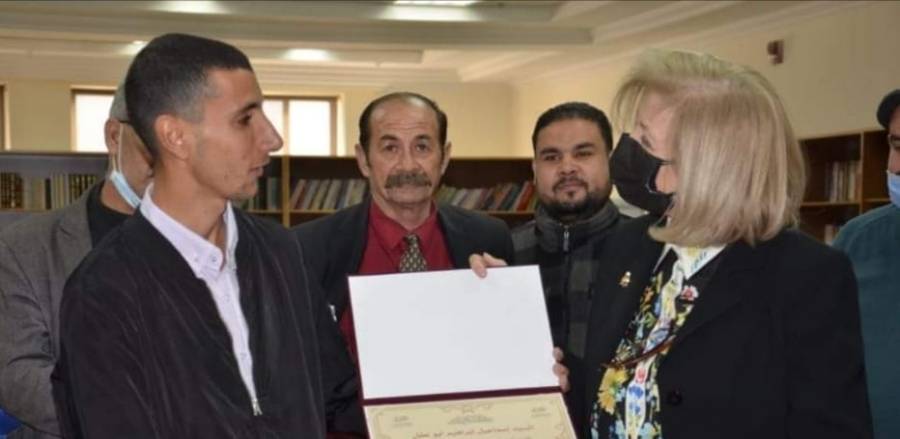 وزيرة الثقافة تكرم مواطن في اربد لامانته في اعادة مبلغ مالي لصاحبه