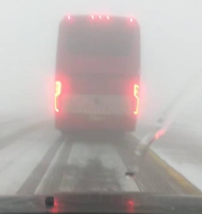 الاشغال تقوم بالعمل على فتح الطريق امام حافلة سياح علقت بسبب تراكم الثلوج على طريق الراجف  الرصيف  النقب