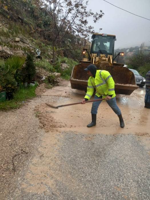 بلدية السلط تتعامل مع ملاحظات المنخفض الجوي... صور