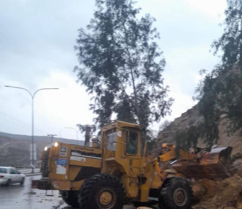 الاشغال: تتعامل مع تساقط للأتربة والحجارة على جوانب طريق مدخل جرش الجنوبي