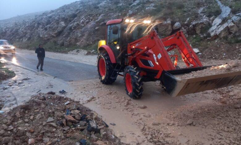 الفحيص.. أتربة وحجارة تغلق طريقا في الكاولين – صور