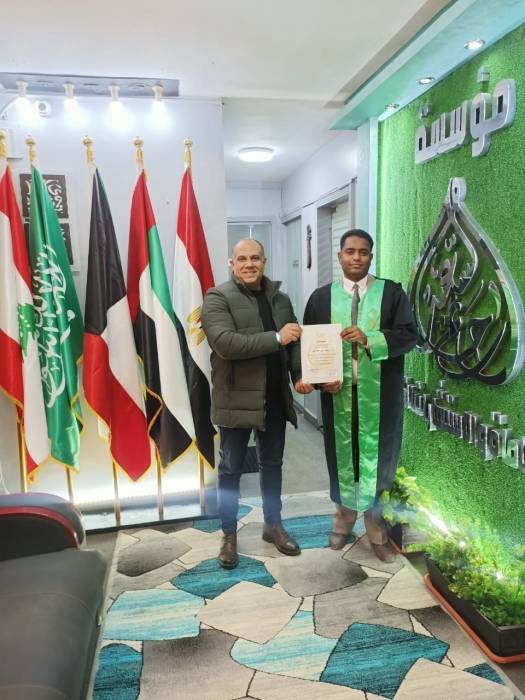 لجنة حقوق الإنسان  تمنح شهادة العلاقات الدبلوماسية والدولية للجنة حقوق الإنسان لدكتور محمود حسين عامر