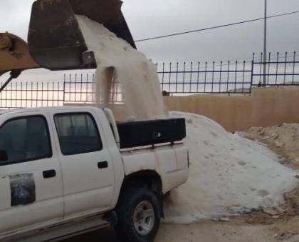 بلدية السلط تعمل على نثر الملح على الطرق المنحدرة