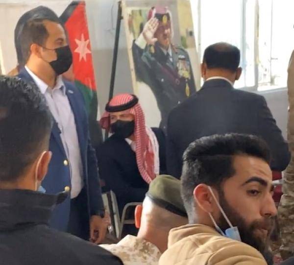 ولي العهد يزور دير السعنة لتعزية ذوي الشهيد الخضيرات ويعود مصابي الاشتباك المسلح