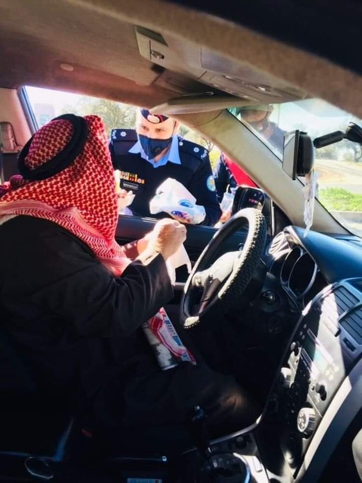 الأمن العام يوزع الماء والتمر عن روح شهداء الجيش العربي