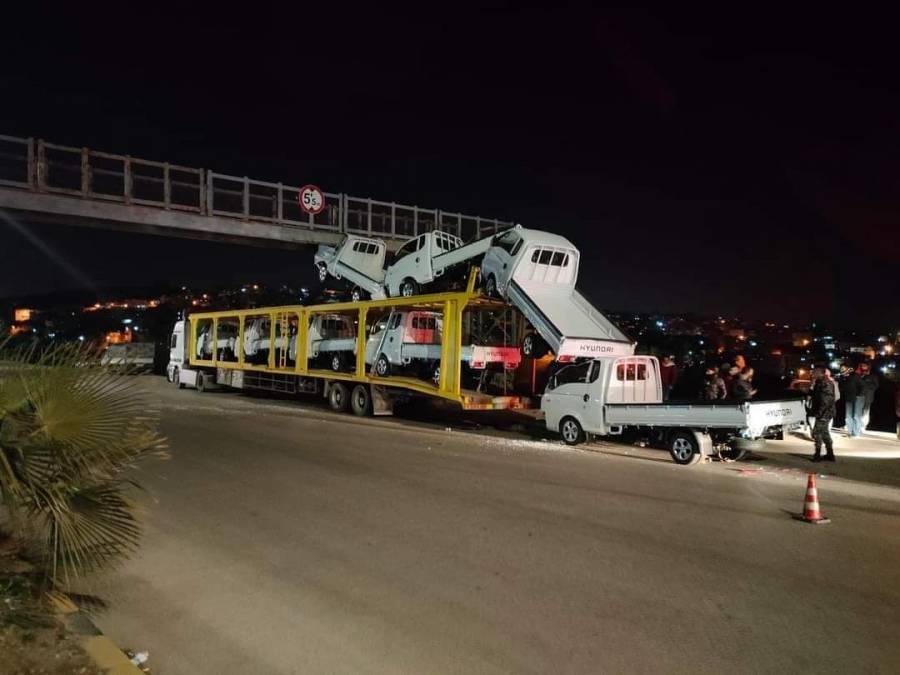 سقوط مركبتين إثر اصطدام ناقلة مركبات (بنقو) بجسر مشاة في إربد