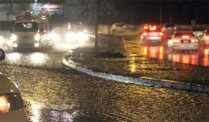 الأشغال تهيب بالمواطنين الابتعاد عن مجاري السيول والتأني في القيادة