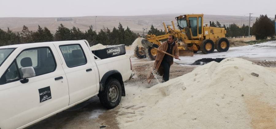 الاشغال: فتح طرق مؤدية للمدارس في البترا شهدت تراكم للثلوج... صور وفيديو