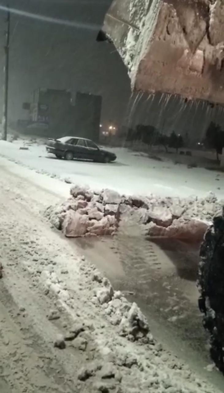 الاشغال: إزالة العوائق امام 3 حافلات سياح في الجنوب علقت بسبب الظروف الجوية السائدة... فيديو