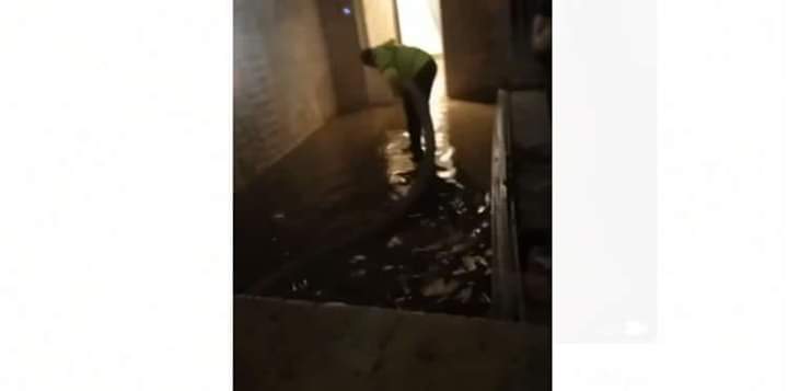 بلدية مأدبا تتعامل مع مداهمة مياه الأمطار لثلاثة منازل