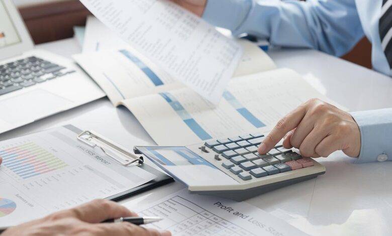 نقيب إحدى النقابات يستغل صلاحياته بهدر مالي