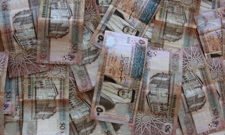 مدير مؤسسة مالية وموظفون يحصلون على 13 مليون دينار بشكل مخالف