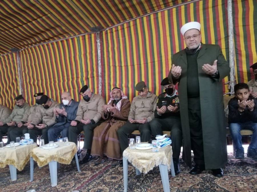 الحنيطي يقدم واجب العزاء لذوي الشهيد المشاقبة