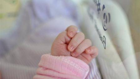 العثور على طفلة حديثة الولادة ملقاة بشارع في الرمثا