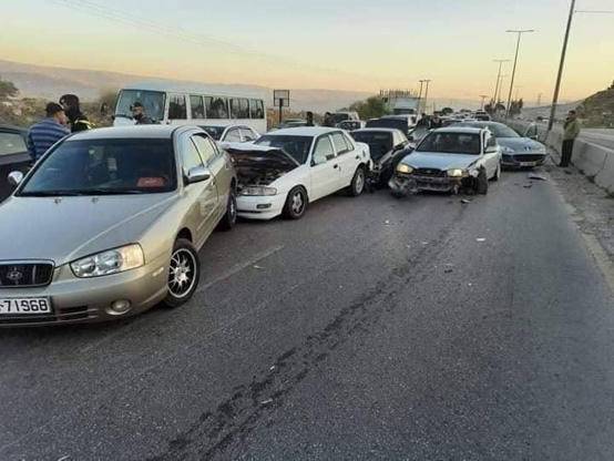 9 إصابات بتصادم 8 مركبات بإربد