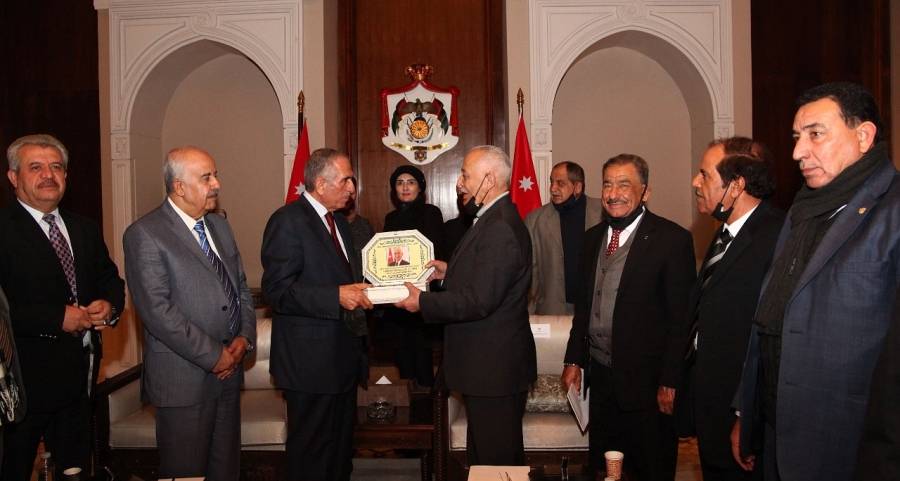 اللجنة الوطنية للعسكريين السابقين تكرم القامة الوطنية والهامة القائمة العيسوي