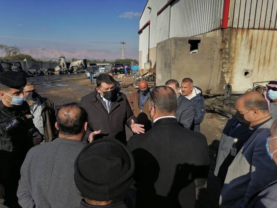 وزير العمل يزور مصنع شب فيه حريق في ساعه متأخره ليلة امس في دير علا...صور