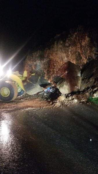 التعامل مع انهيار صخري في طريق حي نمر كفرنجة