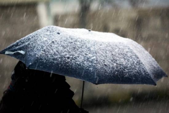 تساقط زخات من الثلج على عبين