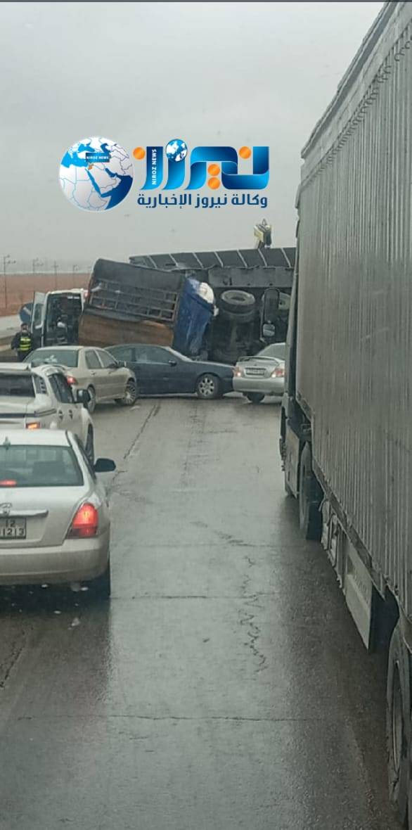 انقلاب شاحنة على طريق جابر المفرق.. صور