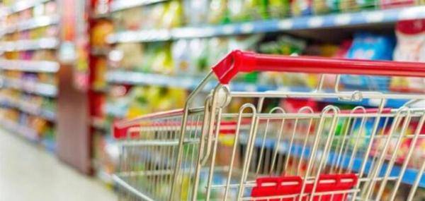 الحكومة تؤكد وفرة السلع التموينية وتدعو لعدم التهافت على الأسواق